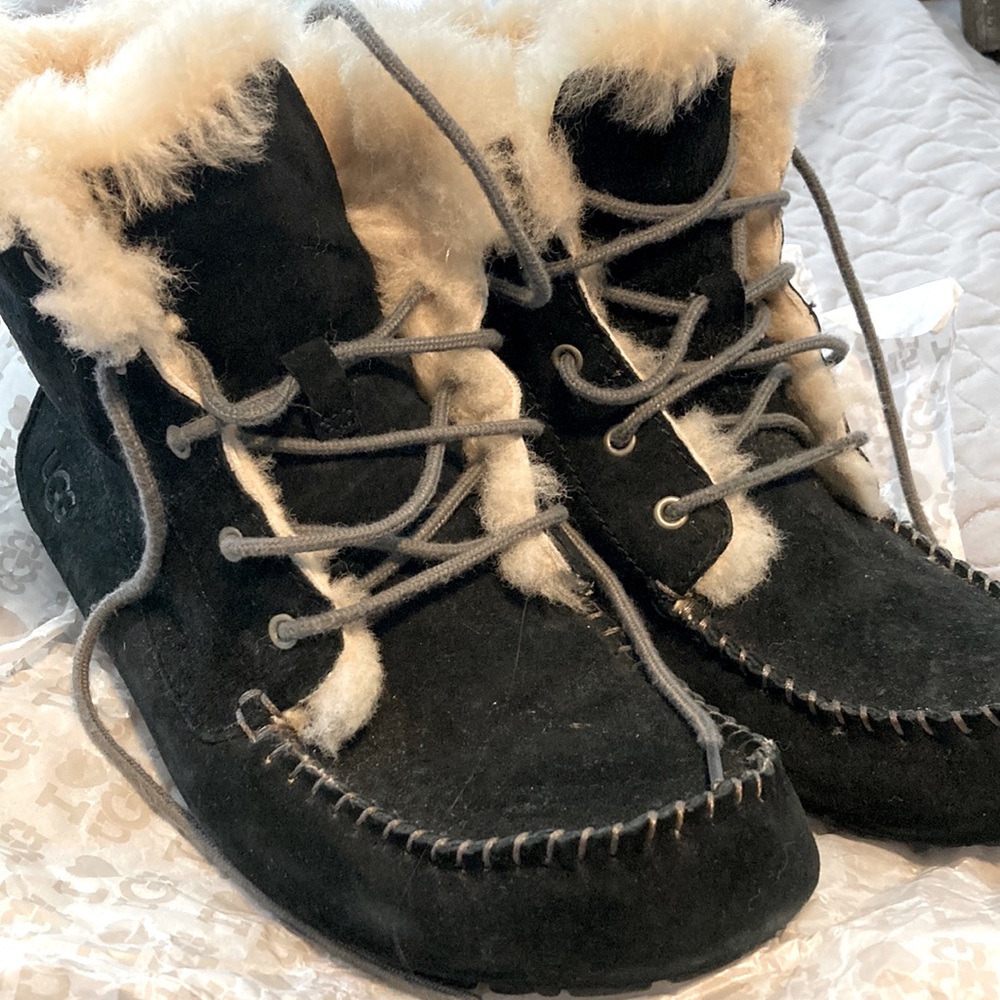 UGG #1007716 CHICKAREE Sheepskin Suede Lace Front Booties